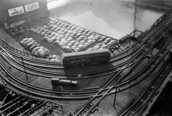 800px-Stanley_Kubrick,__L__elevated_railway,_Chicago,_Illinois,_1949.jpg