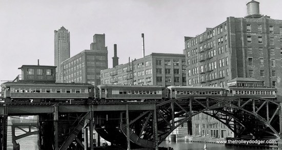 シカゴＥL14-cae-eb-train-crossing-chicago-river.jpg
